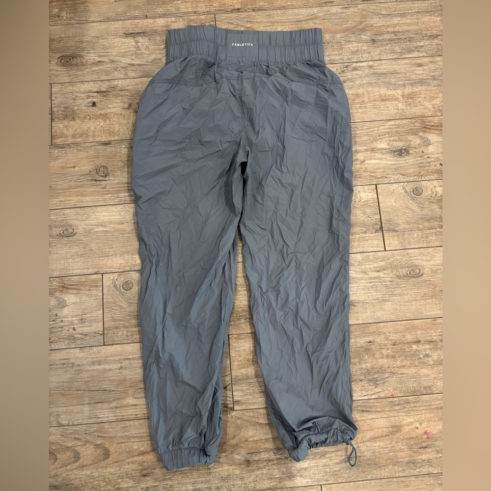 Fabletics Ultra High Waisted Piped Nylon Pant in Gray size M - Picture 2 of 7